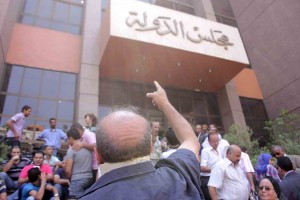 Protesters outside the Administrative court in Cairo wait for a Court ruling on the panel of Judges designated to decide on the legitimacy of the constitutional committee on 30 July in Cairo (photo: The Daily News Egypt/ Mohamed Omar) 