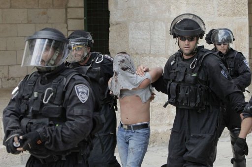 Israeli riot police arrest a Palestinian stone thrower during clashes at Jerusalem's Al-Aqsa mosque compound AFP, Ahmad Gharabli