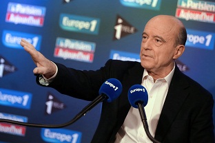 Bordeaux mayor and founder of the French opposition right-wing UMP party, Alain Juppe answers journalists' questions as he participates in the "Le Grand Rendez-Vous" program at the headquarters of French radio station Europe 1 in Paris, on 25 November. (AFP PHOTO / KENZO TRIBOUILLARD)