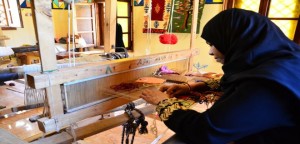 3 A young Nubian girl working on a traditional loom (Photo courtesy of Yadaweya Facebook page)